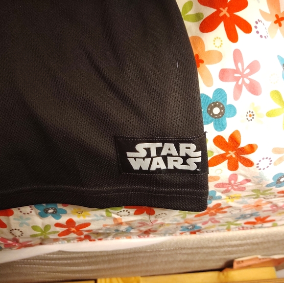 Darth Vader Jersey and two Vader mugs - Picture 4 of 6